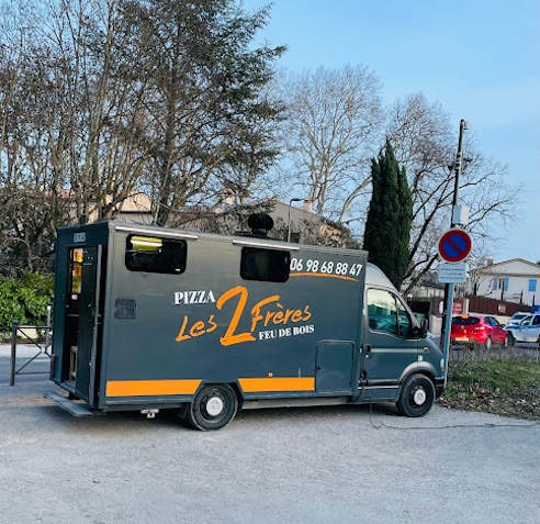 Camion pizza des Deux frères à Calas sur le parking de la pharmacie.