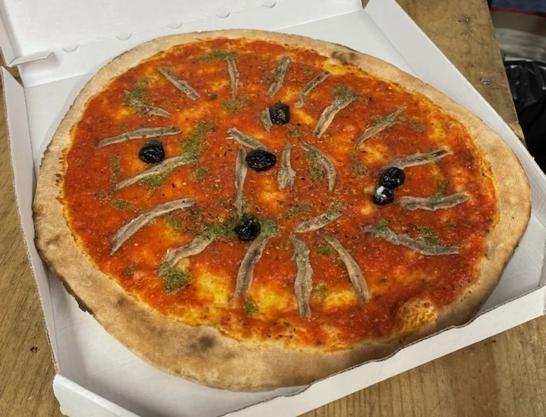 Pizza à base de tomate maison, préparée par les deux frères à Calas